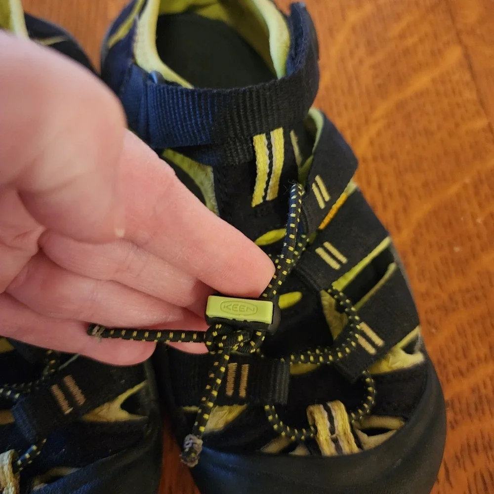 Keen Big Kids Newport H2 Sandals Size 3 US Black Green Hiking‎ Play Beach Shoes